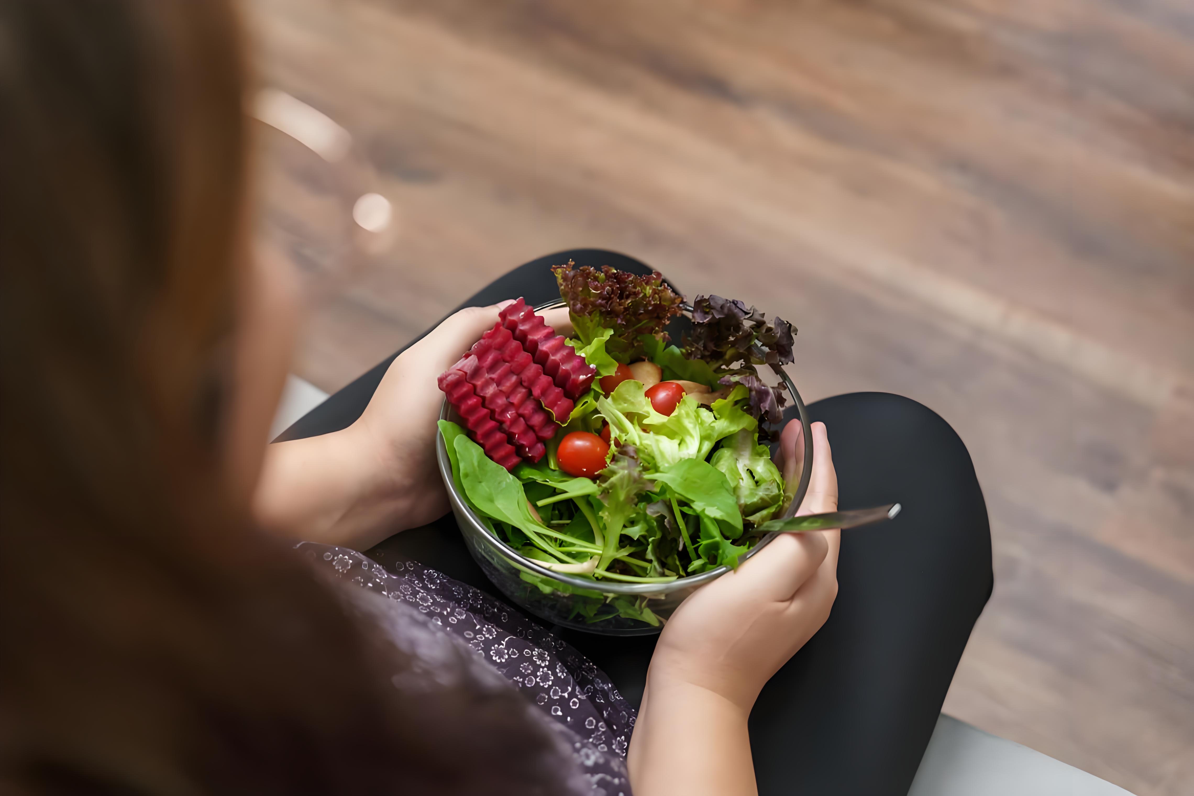 办公室下午茶馋零食？2 道低卡冻干零食 + 颈肩运动，解馋不胖还护颈